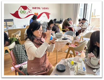 一群人围坐在桌子前吃东西

AI 生成的内容可能不正确。