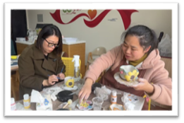 男人和女人在桌子前吃蛋糕

AI 生成的内容可能不正确。