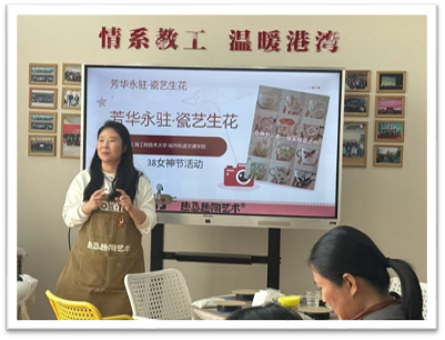 图片包含 人, 室内, 女人, 桌子

AI 生成的内容可能不正确。